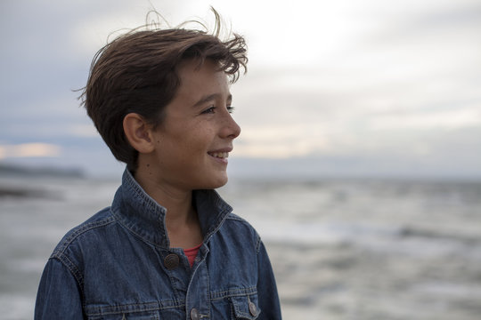 Retrato de niño de diez años mirando el mar
