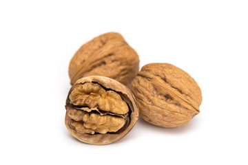 Walnüsse auf weißem Hintergrund
