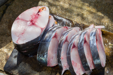 morceaux de poisson maquereau royal après dissection