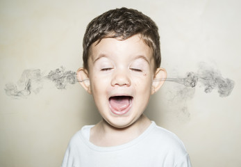 Niño echando humo por las orejas