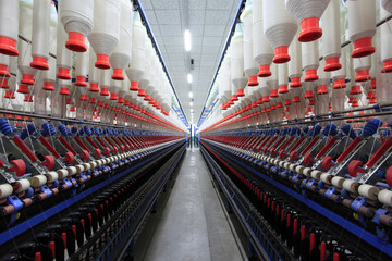 Spinning mill workshop, the spinning equipment is running © zhengzaishanchu