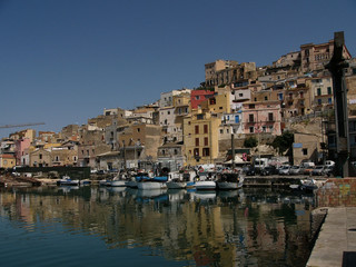 Fototapeta na wymiar Sicile, port de Siacca vu du quai
