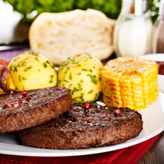 Beefsteaks with grilled veggies - Frikadellen mit Grillgemüse