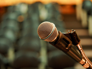 Obraz premium Closeup microphone in meeting room or conference room with blurred light background for business and education concepts