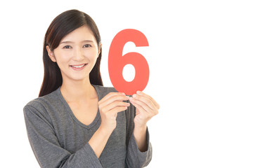 数字を持つ女性