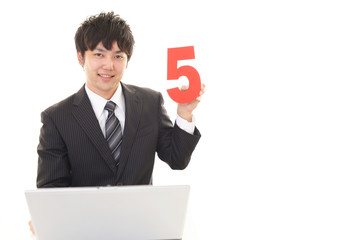 数字を持つ男性