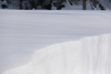 雪の断層と地吹雪