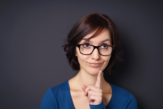 frau in gedanken schaut nach oben