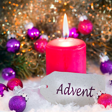 Pappschild Advent mit Kerze und Weihnachtsdekoration und Christbaumkugeln