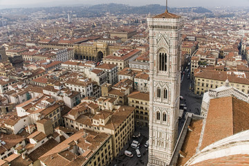 Fototapeta na wymiar Vistas de la ciudad de Florencia desde las cubiertas del duomo