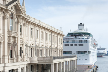 Fähre im Hafen von Genua