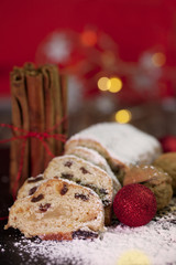 weihnachtlicher christsollen mit puderzucker