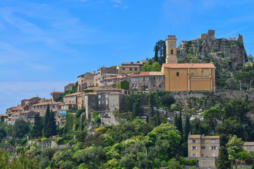 Fototapeta na wymiar Küste Südfrankreich / Häuser auf einem Hügel an der Côte d'Azur,