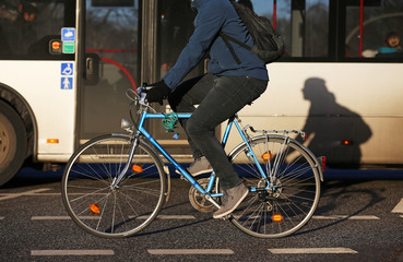 Radfahrer vor Stadtbus
