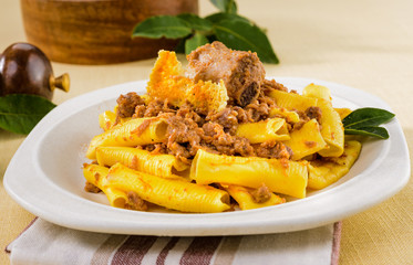 Piatto di maccheroni con ragù di suino, pasta italiana, close-up, fuoco selettivo