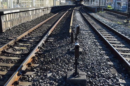 常磐線の線路（複線）／茨城県で常磐線の線路（複線）を撮影した写真です。JR佐貫駅近く（牛久駅方面）の踏切から撮影した写真です。
