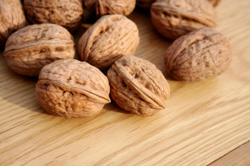 noci su tavolo di legno