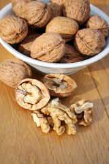 noci su tavolo di legno