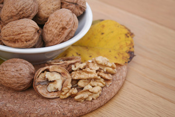 noci su tavolo di legno