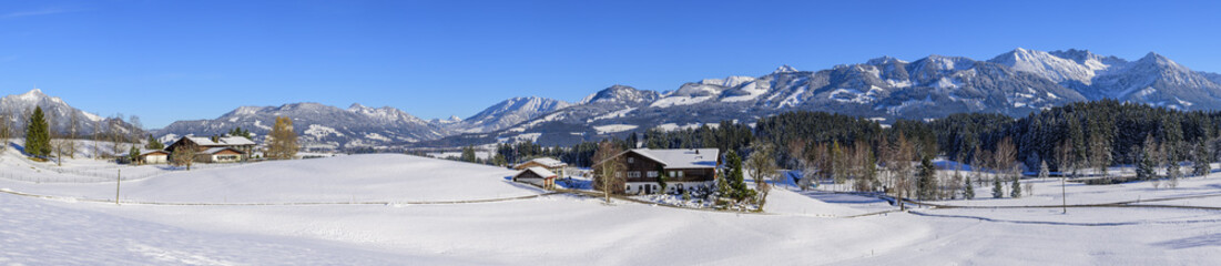 im winterlich verschneiten Allgäu nahe Ofterschwang