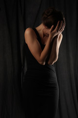 Obraz premium the young beautiful charming girl poses in the camera