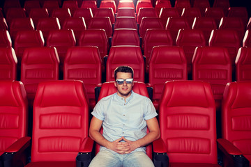 Obraz premium young man watching movie in 3d theater
