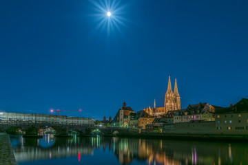Fototapeta na wymiar Regensburg Stone Bridgh with Dom St. Peter at a full moon night