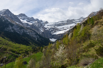Fototapeta na wymiar Spring view of the valley of Gavarnie