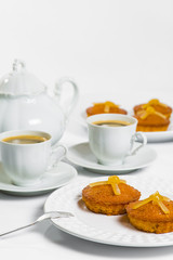 gâteau yaourt au citron avec tasses de café