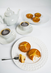 gâteau yaourt au citron avec tasses de café