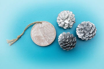 blank wooden tag with pinecones