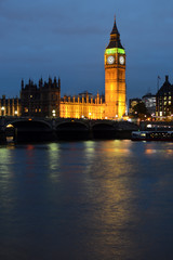 Fototapeta premium Big Ben und Palace of Westminster in London bei Nacht 