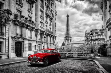 Fototapeten Künstlerisches Paris, Frankreich. Eiffelturm von der Straße aus mit rotem Retro-Limousinenauto gesehen. © Photocreo Bednarek