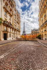 Outdoor-Kissen Eiffel Tower seen from the street in Paris, France.  Cobblestone pavement © Photocreo Bednarek
