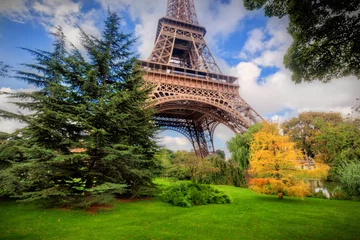 Fotobehang Eiffeltoren van Champ de Mars park in Parijs, Frankrijk © Photocreo Bednarek