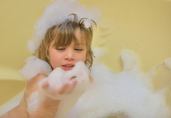 enfant dans le bain