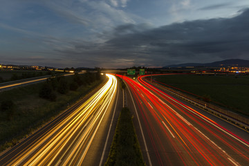 Trafic sur une autoroute en fin de journée