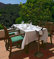 mesa para comer en exterior con vistas