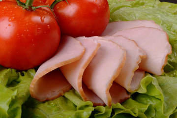 tomatoes, slices of ham and green salad