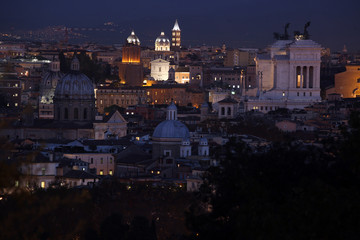  panorama notturno della città di Roma dal Gianicolo