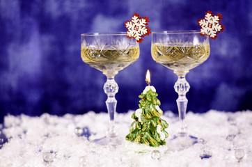 Obraz premium Christmas glasses on a blue background.