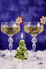 Obraz premium Christmas glasses on a blue background.