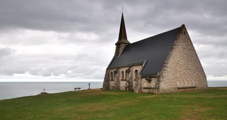 Fototapeta na wymiar L'église Notre dame de la Garde domine la mer à Etretat