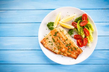 Crédence de cuisine en verre imprimé Plats de repas Fish dish - fried fish fillet baked potatoes and vegetables 