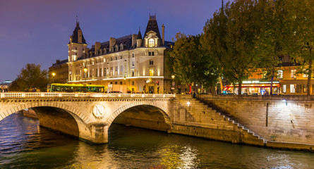 Pont Saint Michel et Palais de Justice à Paris la nuit, en île de France, France