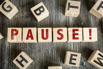 Wooden Blocks with the text: Pause!