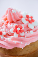 Verzierter Cupcake mit Erdbeerfrosting