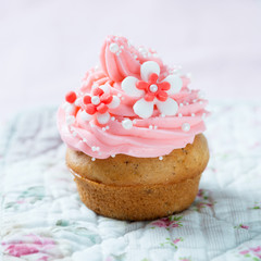 Verzierter Cupcake mit Erdbeerfrosting