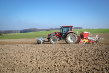 Landwirt bei der Frühjahrsbestellung