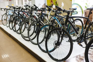 Foto auf Acrylglas Fahrräder Sportive mountain bike row in the store